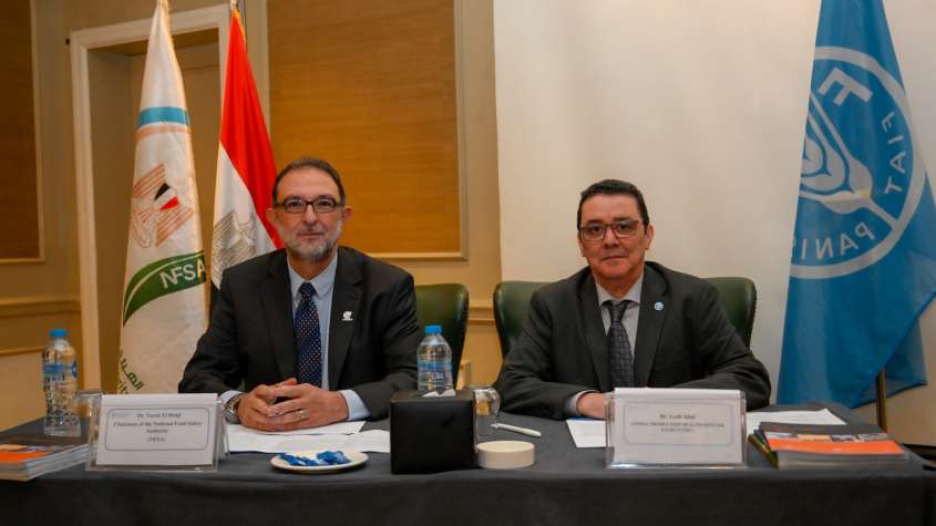 الدكتور طارق الهوبي رئيس هيئة سلامة الغذاء والدكتور لطفي علال ممثل منظمة الأغذية والزراعة في مصر