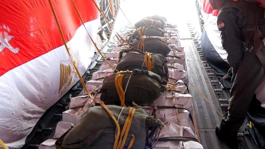 مصر تسقط اطنان من المساعدات جوا على قطاع غزة